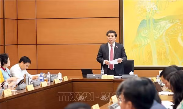Bên lề Kỳ họp thứ hai, Quốc hội khóa XVI: Điện xanh lợi thế để thu hút đầu tư