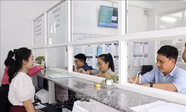 Làm việc ngoài giờ hành chính vì mục tiêu tăng trưởng 2 con số