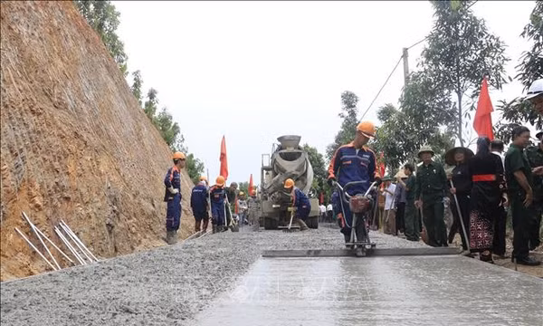 Giao thông mở đường phát triển kinh tế vùng cao