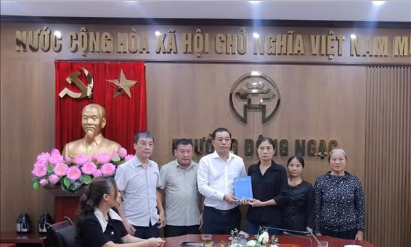 Thăm hỏi, hỗ trợ gia đình nam sinh bị ngã xuống cống tử vong 
