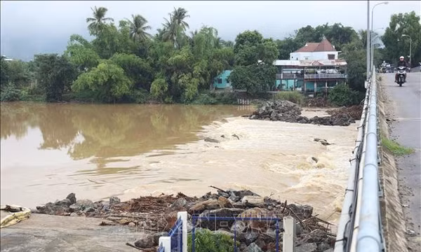 Tháo dỡ đập ngăn mặn tạm, bảo đảm thoát lũ sông Cái Nha Trang