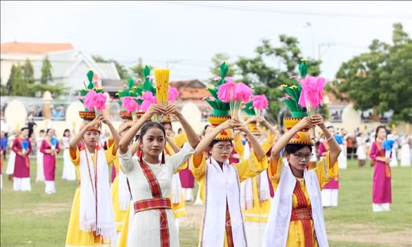 Lễ rước y trang trong lễ hội Katê: Giữ mạch nguồn di sản