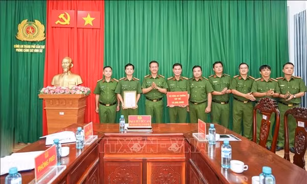 Khen thưởng lực lượng truy bắt vụ giết người, cướp của tại Campuchia