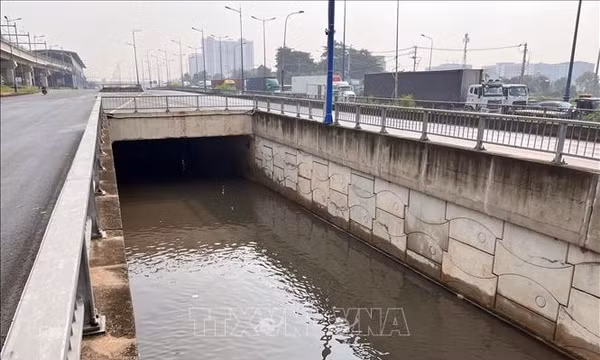 Hầm chui trước Bến xe miền Đông mới ngập sâu do mưa lớn
