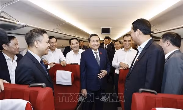 Chủ tịch Quốc hội trải nghiệm tàu cao tốc đến Diên An (Trung Quốc)