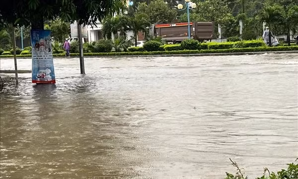 Ngành đường sắt chuyển tải hành khách qua vùng ngập ở Thanh Hóa