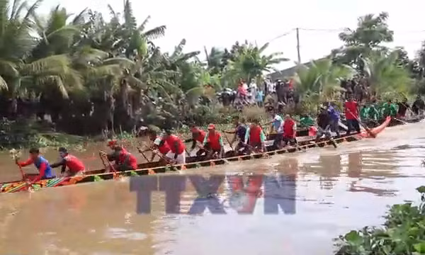 Không khí Lễ Sen Dolta tại Giải đua ghe Ngo mini của đồng bào Khmer