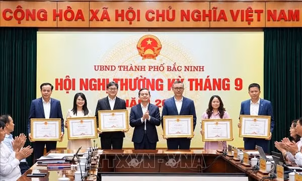 Bắc Ninh khen thưởng tập thể, cá nhân có thành tích trong đầu tư