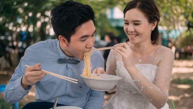 Lang thang ăn uống: Bộ ảnh cưới đốt nóng mạng xã hội Thái Lan ảnh 2