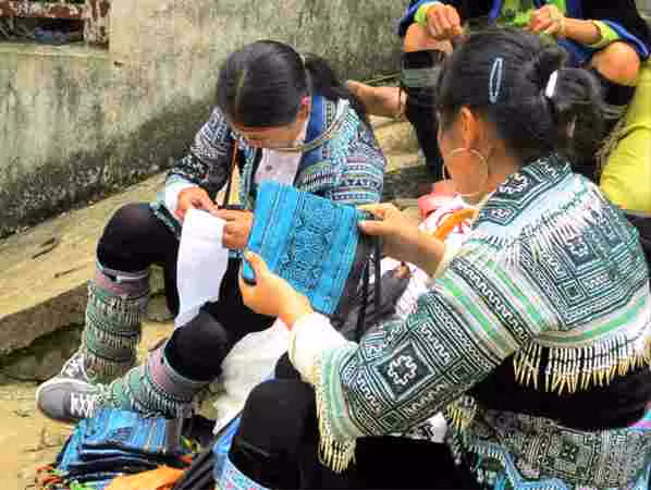 Những “con đường thổ cẩm” ở phố núi Sa Pa ảnh 5