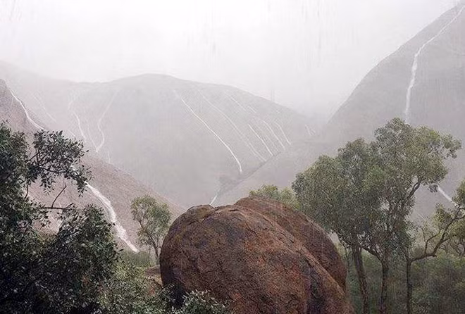 Núi đá sa mạc Australia biến hình thành muôn ngàn thác nước ảnh 3