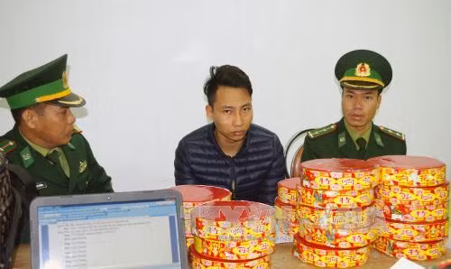 Bắt giữ 22 kg pháo vận chuyển trái phép qua biên giới ảnh 1