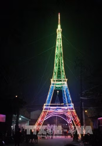 Độc đáo "Tháp Eiffel" bằng tre nứa đón Giáng sinh 2016 ảnh 1