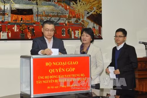 Bộ Ngoại giao quyên góp ủng hộ đồng bào bị mưa lũ ảnh 1