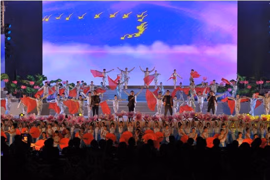 Hoành tráng chương trình nghệ thuật “Vĩnh Phúc đi lên cùng đất nước” ảnh 3