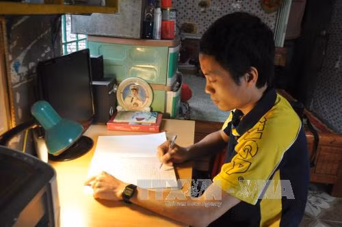 Thầy giáo trẻ với tác phẩm lịch sử thế giới bằng thơ lục bát dài nhất Việt Nam ảnh 1