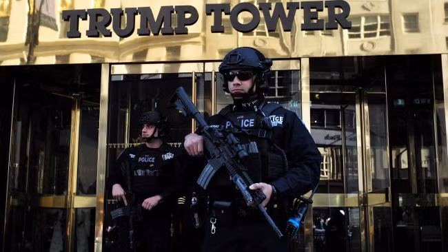Xuất hiện túi đồ lạ, sơ tán khẩn cấp tại nơi ở nhà ông Trump ảnh 1