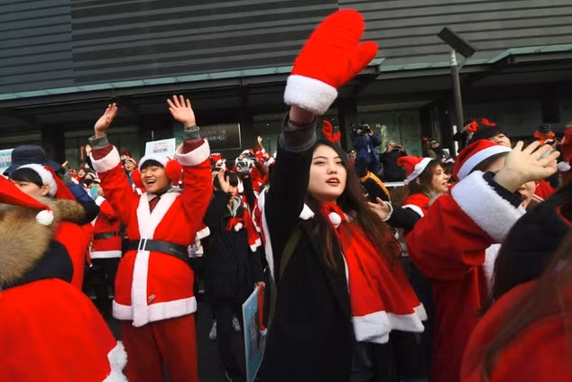 Mặc đồ Noel biểu tình đòi Tổng thống Hàn Quốc từ chức ảnh 1