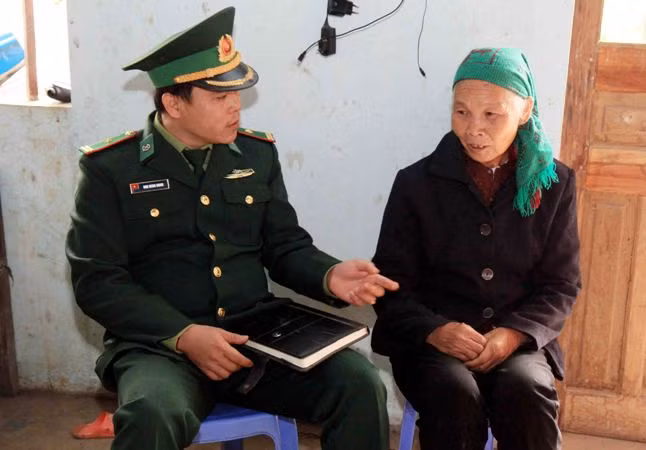 Chiến sĩ biên phòng tuyên truyền pháp luật ảnh 1