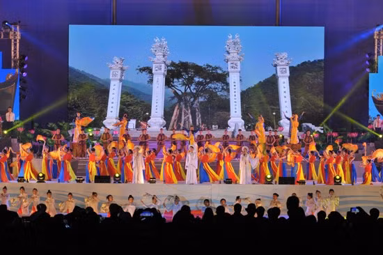 Hoành tráng chương trình nghệ thuật “Vĩnh Phúc đi lên cùng đất nước” ảnh 1