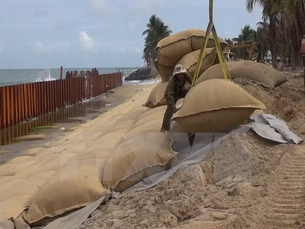  Cửa Đại bị bồi lấp, hàng trăm tàu thuyền không thể ra khơi ảnh 1
