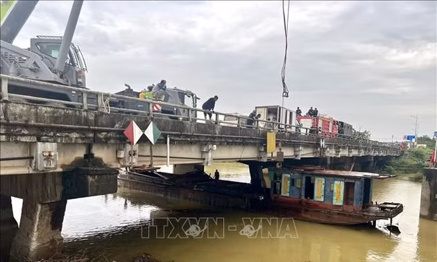 Hoàn thành cứu hộ 3 sà lan mắc kẹt tại cầu Mỹ Chánh