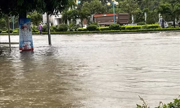 Ngành đường sắt chuyển tải hành khách qua vùng ngập ở Thanh Hóa