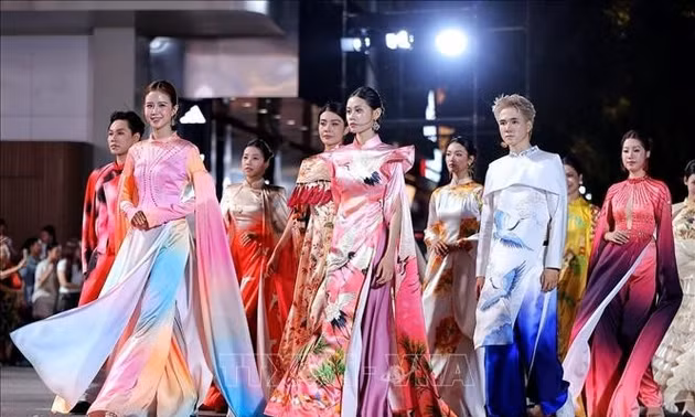 Rực rỡ lễ hội đường phố 'Sắc màu năm châu' bên hồ Hoàn Kiếm
