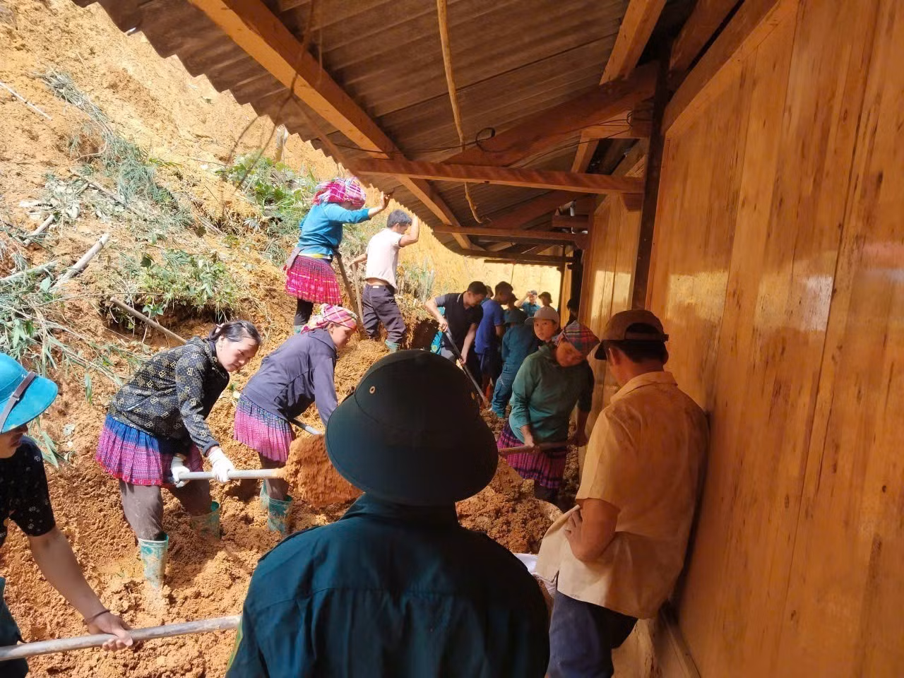 potal-mua-lon-keo-dai-gay-sat-lo-tren-dien-rong-o-lao-cai-8896369.jpg
