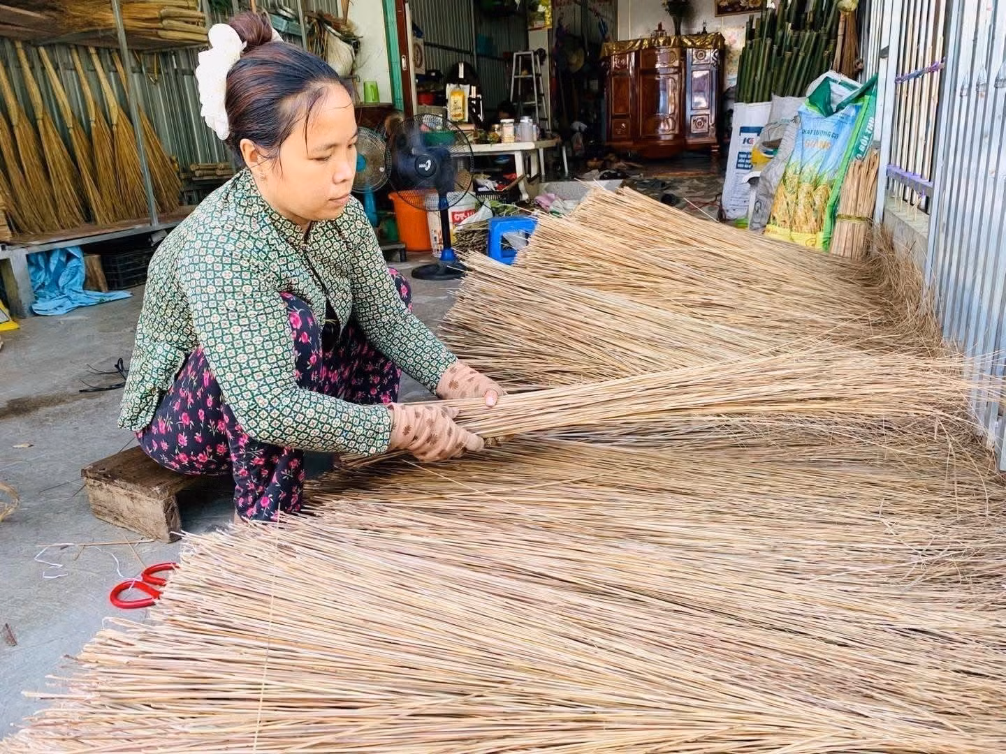 Người thợ lựa chọn, sắp xếp những nan dừa phù hợp trước khi bó thành chổi.