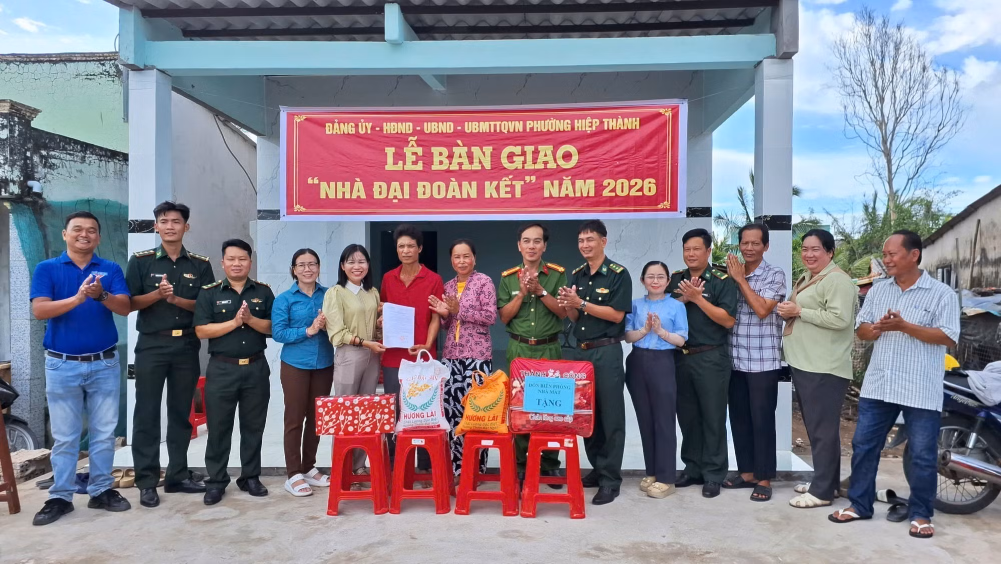 Phường Hiệp Thành tổ chức bàn giao nhà Đại đoàn kết cho hộ nghèo, hộ cận nghèo và con đẻ của người hoạt động kháng chiến bị nhiễm chất độc hóa học. Ảnh: TTXVN phát