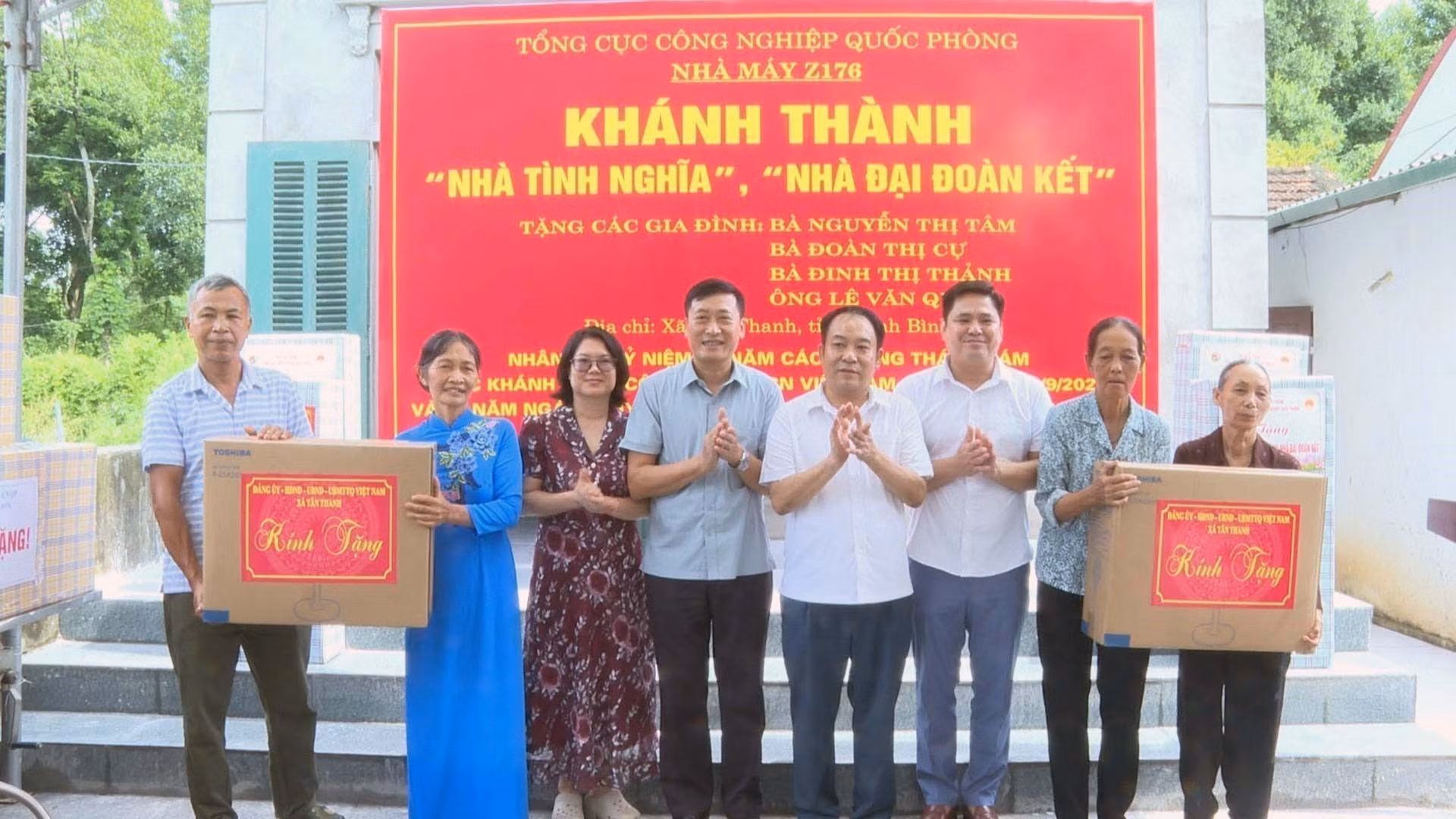Ủy ban MTTQ Việt Nam xã Tân Thanh phối hợp với Nhà máy Z176 thuộc Tổng cục Công nghiệp Quốc phòng và các nhà hảo tâm trao kinh phí xây dựng nhà cho các gia đình.