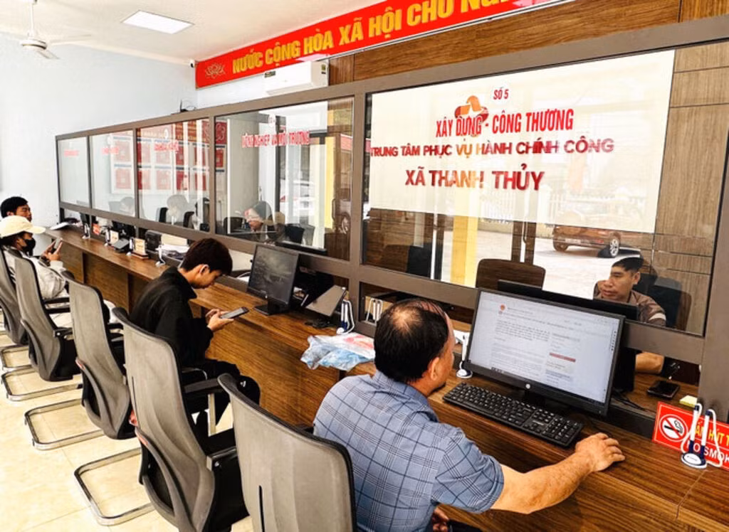 Người dân xã biên giới Thanh Thủy (Tuyên Quang) thuận tiện hơn với ứng dụng công nghệ khi làm thủ tục hành chính. Ảnh minh họa: Đức Thọ/TTXVN.