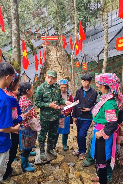 Chiến sĩ quân hàm xanh mang ‘Ánh sáng số’ đến bản Vàng Ma Chải