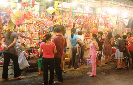 Bánh Trung thu ế khách, đèn lồng Trung Quốc tràn lan ảnh 1