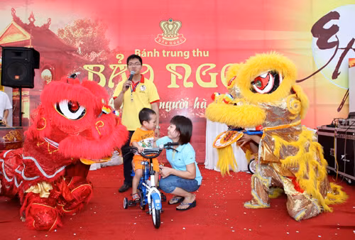 Hãng bánh Trung thu Bảo Ngọc tặng quà cho trẻ có hoàn cảnh khó khăn ảnh 3