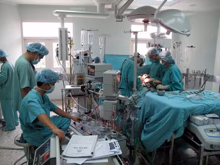 GS.TS Bùi Đức Phú – "Cây kéo vàng" trong phẫu thuật tim ở Huế ảnh 2