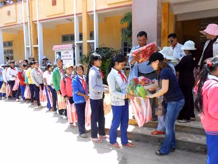 Trao quà cho học sinh trường dân tộc nội trú Tây Giang ảnh 1