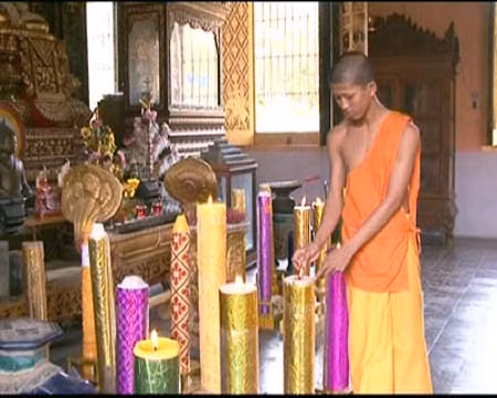 Dùng đèn điện thay nến ở các chùa Khmer ảnh 1