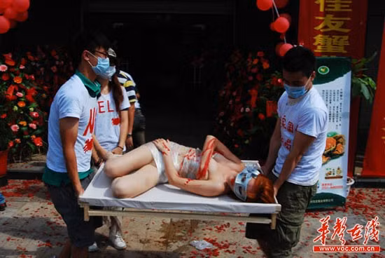 Khỏa thân bảo vệ 'trung thu lành mạnh' ảnh 1
