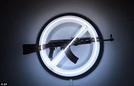 Nghệ thuật từ súng AK47 'nghỉ hưu' ảnh 6