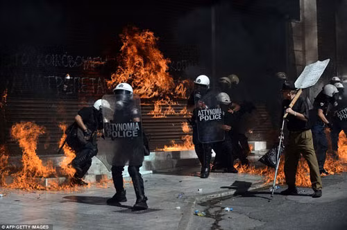 Athens rực lửa biểu tình ảnh 4