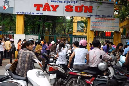 Hà Nội xử lý ùn tắc giao thông tại cổng trường ảnh 1