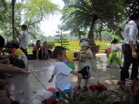 Lo sân chơi cho thiếu nhi Hà Nội - Ít sân chơi, nhiều hệ lụy ảnh 1