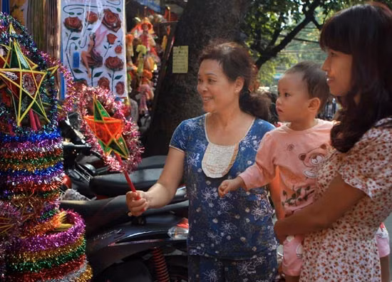 Đưa con đi mua đồ chơi Tết Trung thu ảnh 2