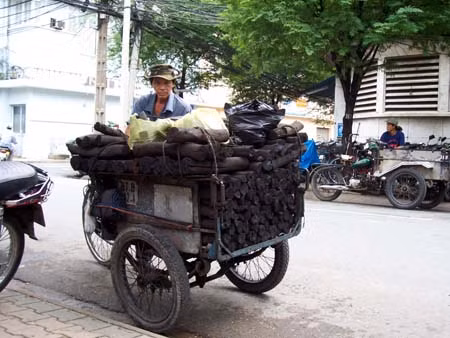 'Đen đời' nghề bán than đêm ảnh 1