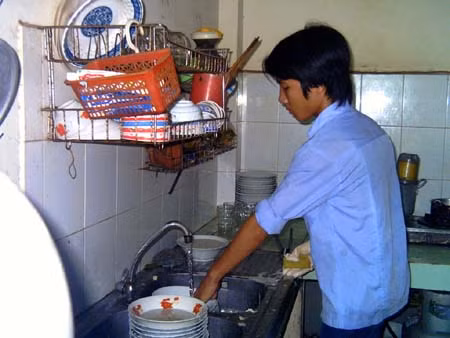Những người “tay làm, hàm nhai”- Kỳ 5: “Ô sin” vị thành niên ảnh 1