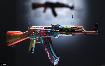 Nghệ thuật từ súng AK47 'nghỉ hưu' ảnh 3