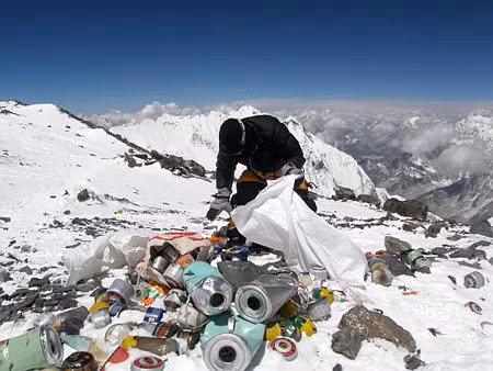 Làm tượng từ rác trên đỉnh Everest ảnh 1