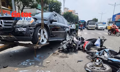 Ô tô tông liên hoàn nhiều xe máy dừng đèn đỏ trên đường Trường Chinh.